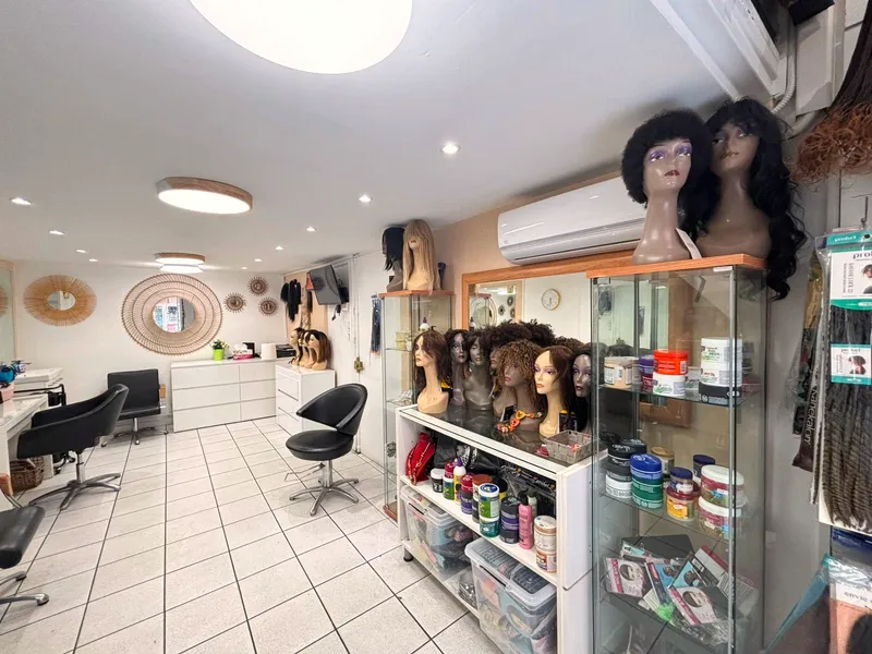Le coin boutique du salon : mèches, produits de soin et perruques en vitrine