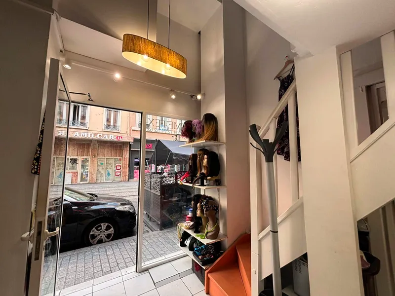 L'entrée du salon, vue sur la rue de Marseille, perruques en vitrine